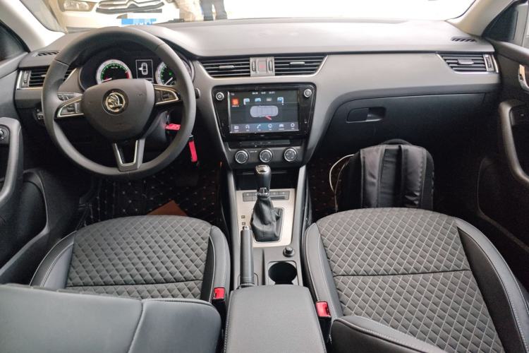 Used Skoda Octavia 2019 1.5L Automatic Luxury Edition Center Console