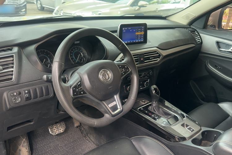 Used Dongfeng Fengon S560 2018 1.8L CVT Elite Model 7 Seats Interior 1