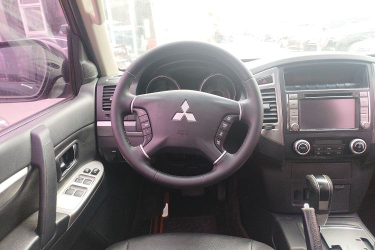 Used Mitsubishi Pajero 2015 3.0L Automatic Luxury Version China IV Standard
