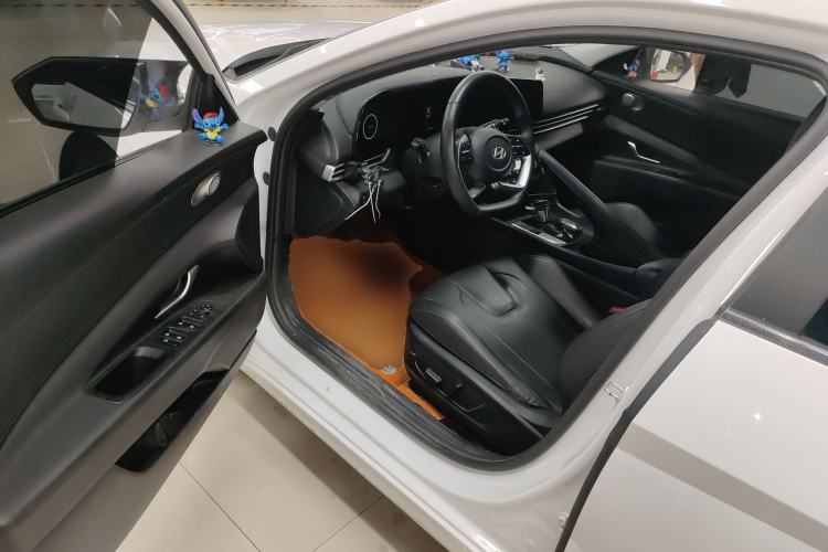 Used Hyundai Elantra 2023 1.5L CVT LUX Prestige Edition Driver Seat