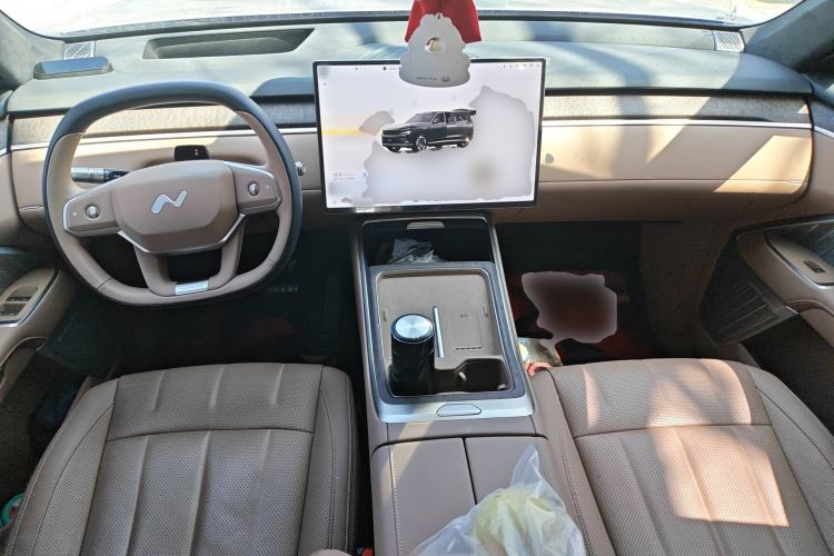 Used ONVO Luxeed L90 2025 Model—Max Six-Seater Version Center Console