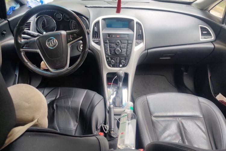 Used Buick GT 2011 GT 1.8L Automatic Fashion Edition Leather Model Center Console