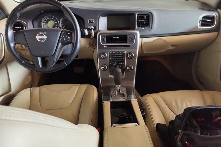 Used Volvo S60 2012 1.6T DRIVe Comfort Edition Center Console