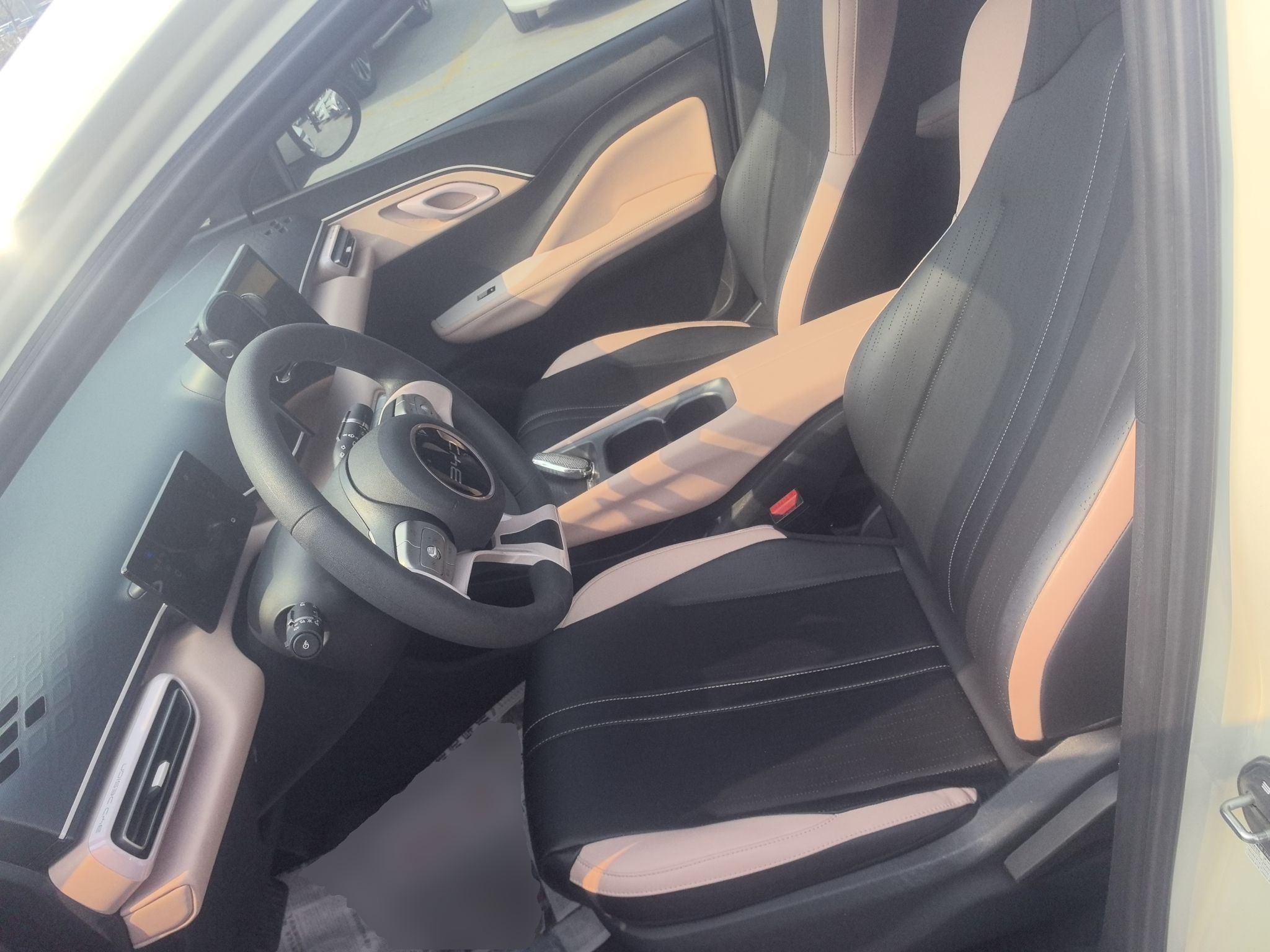 المقاعد الأمامية داخل السيارة