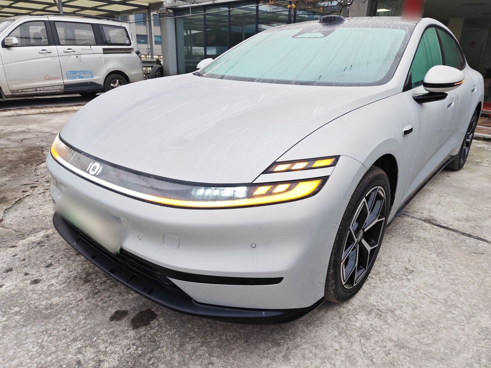 Под передней частью автомобиля