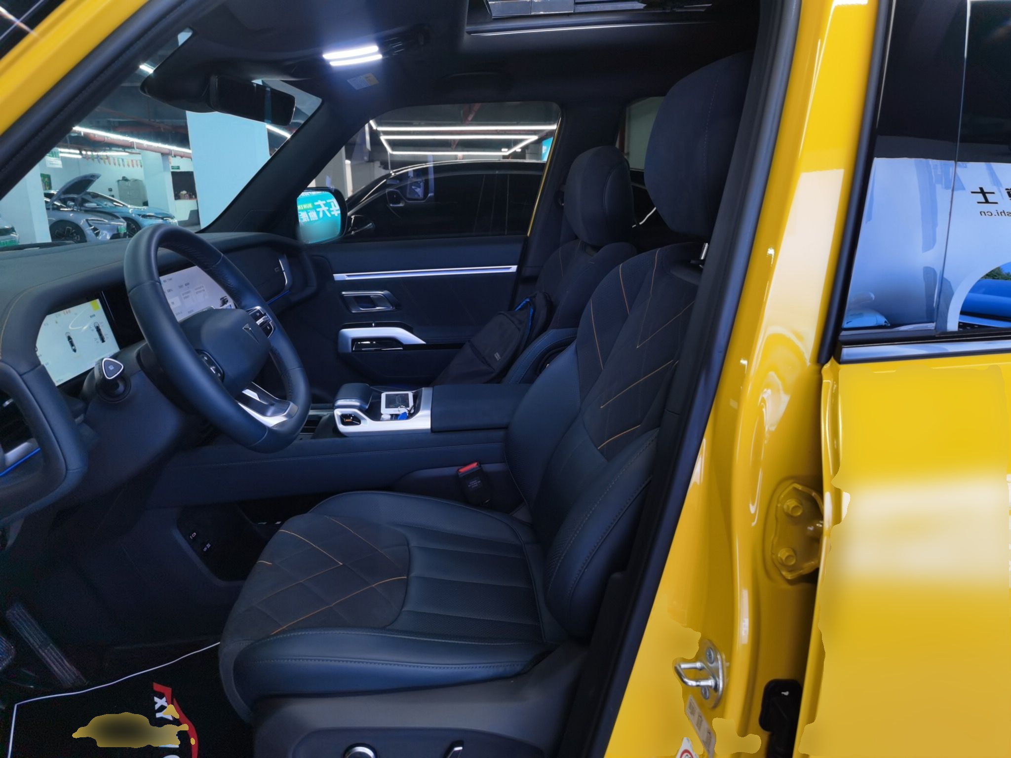 المقاعد الأمامية داخل السيارة