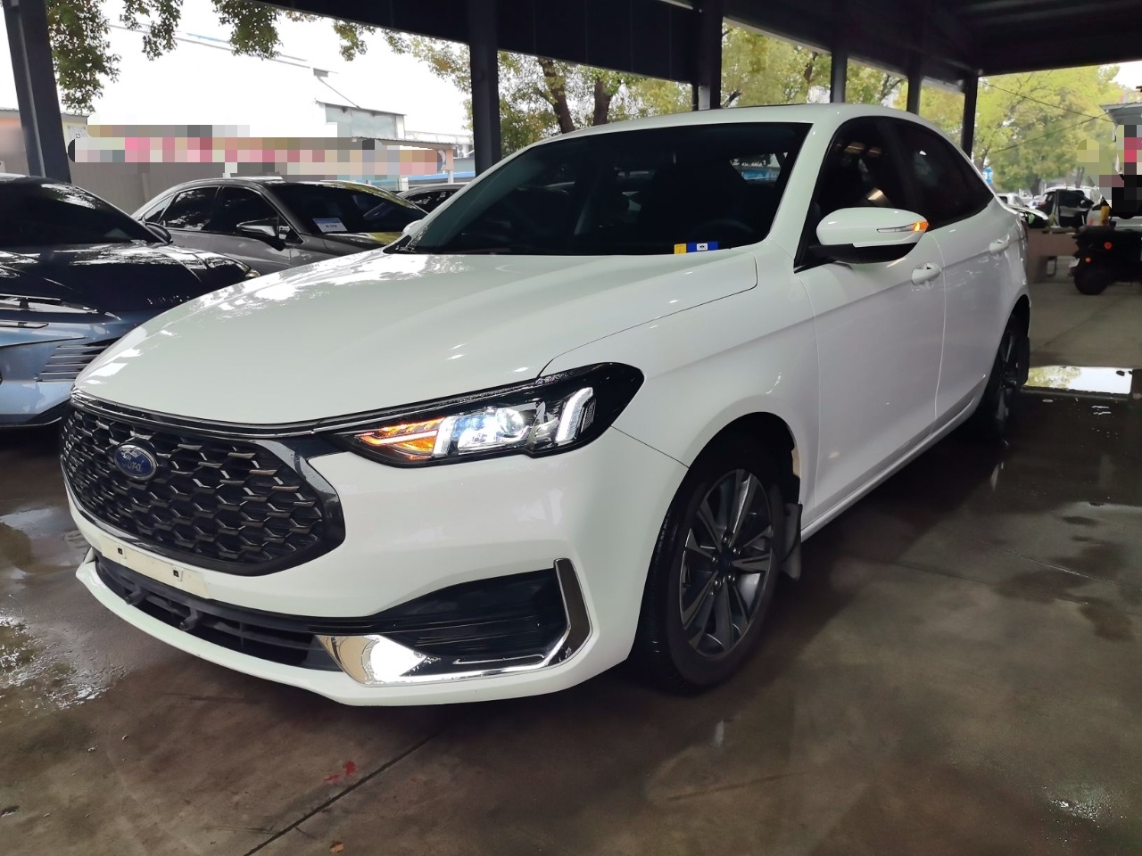 تحت مقدمة السيارة