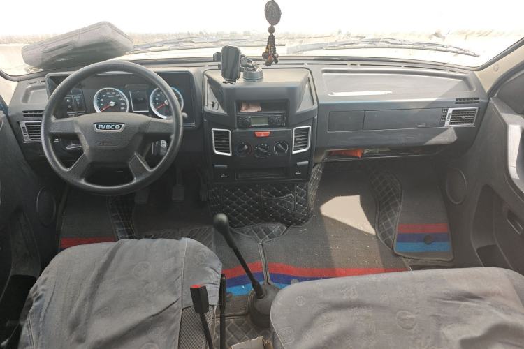 Used Iveco Daily 2022 2.5T A37 M1 Passenger Van 5-9 Seats Long Wheelbase Mid-Roof Design Dual Tires Side Sliding Doors
