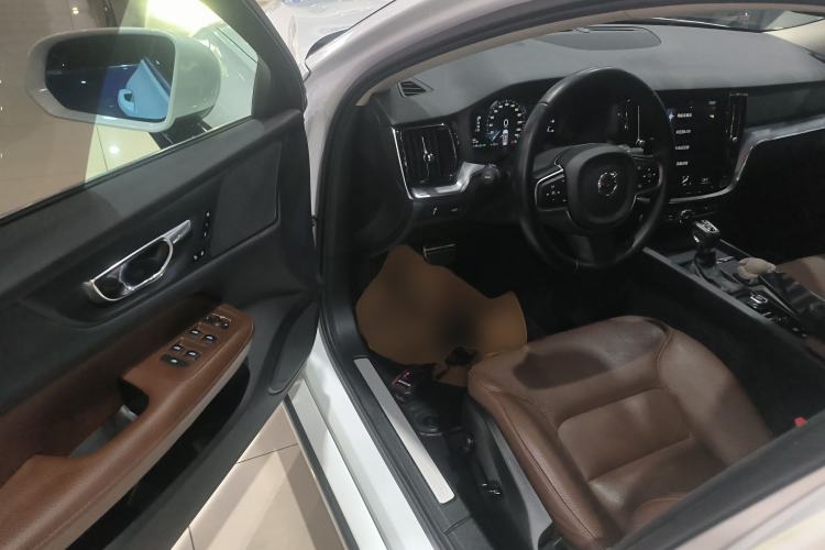 Used Volvo V60 2020 T4 Zhiyi Luxury Edition
