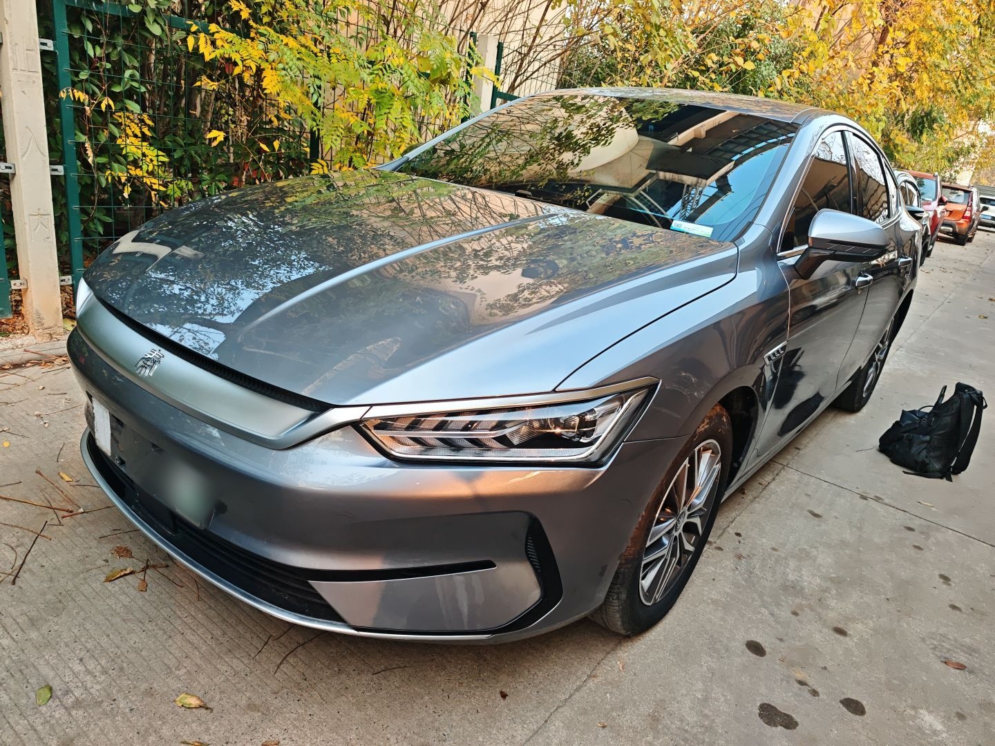 Под передней частью автомобиля