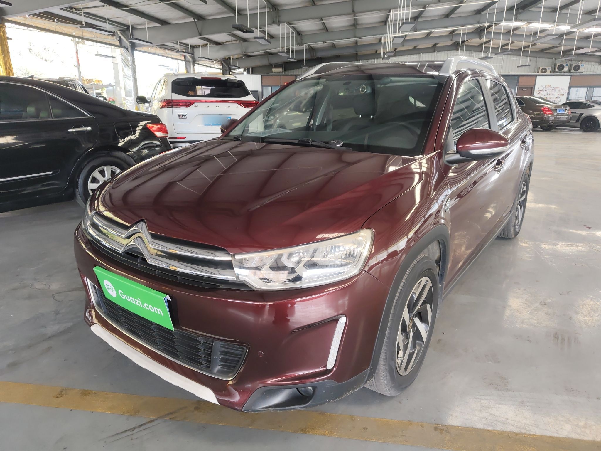 تحت مقدمة السيارة