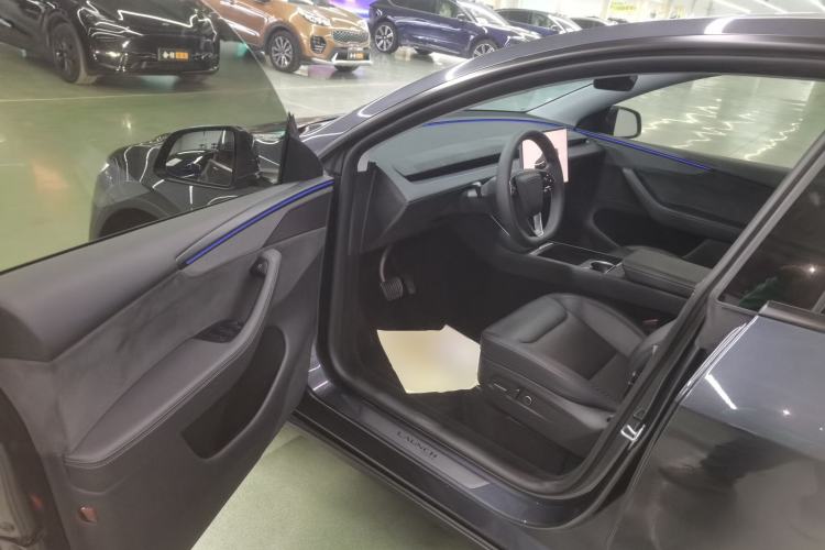 Used Tesla Model Y 2025 Long-Range All-Wheel Drive First Edition Driver Seat