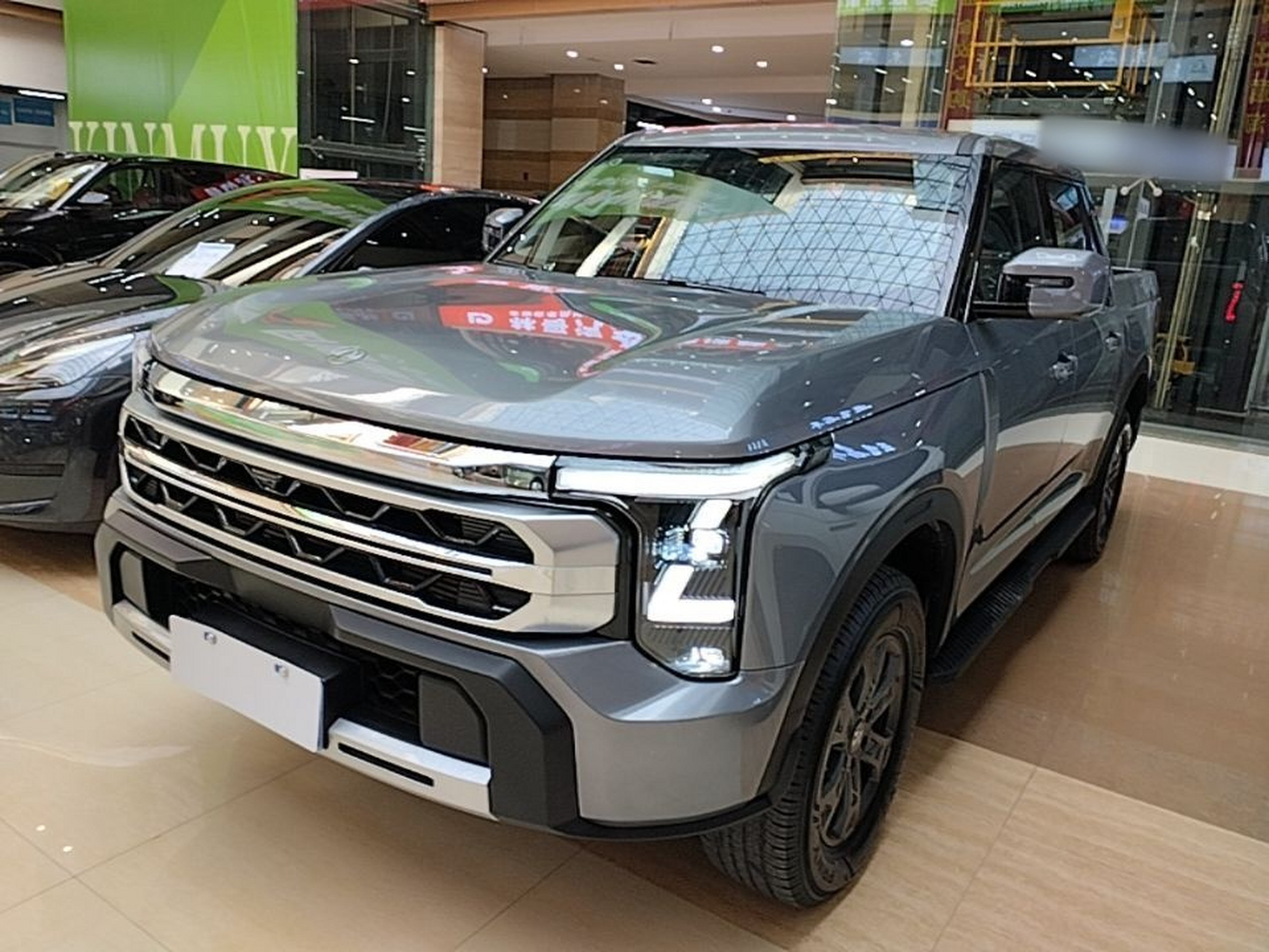 تحت مقدمة السيارة