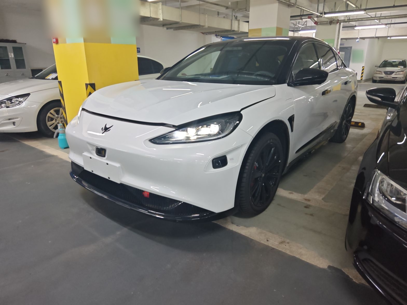 تحت مقدمة السيارة