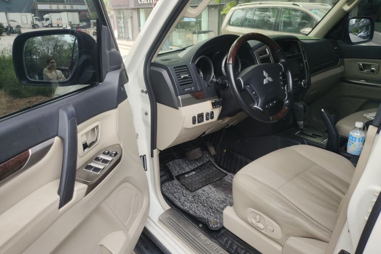 Used Mitsubishi Pajero  Driver Seat