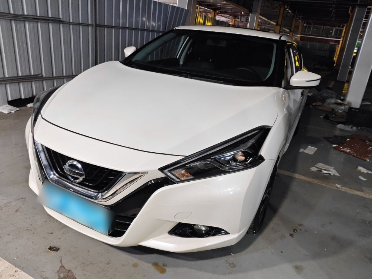 Под передней частью автомобиля