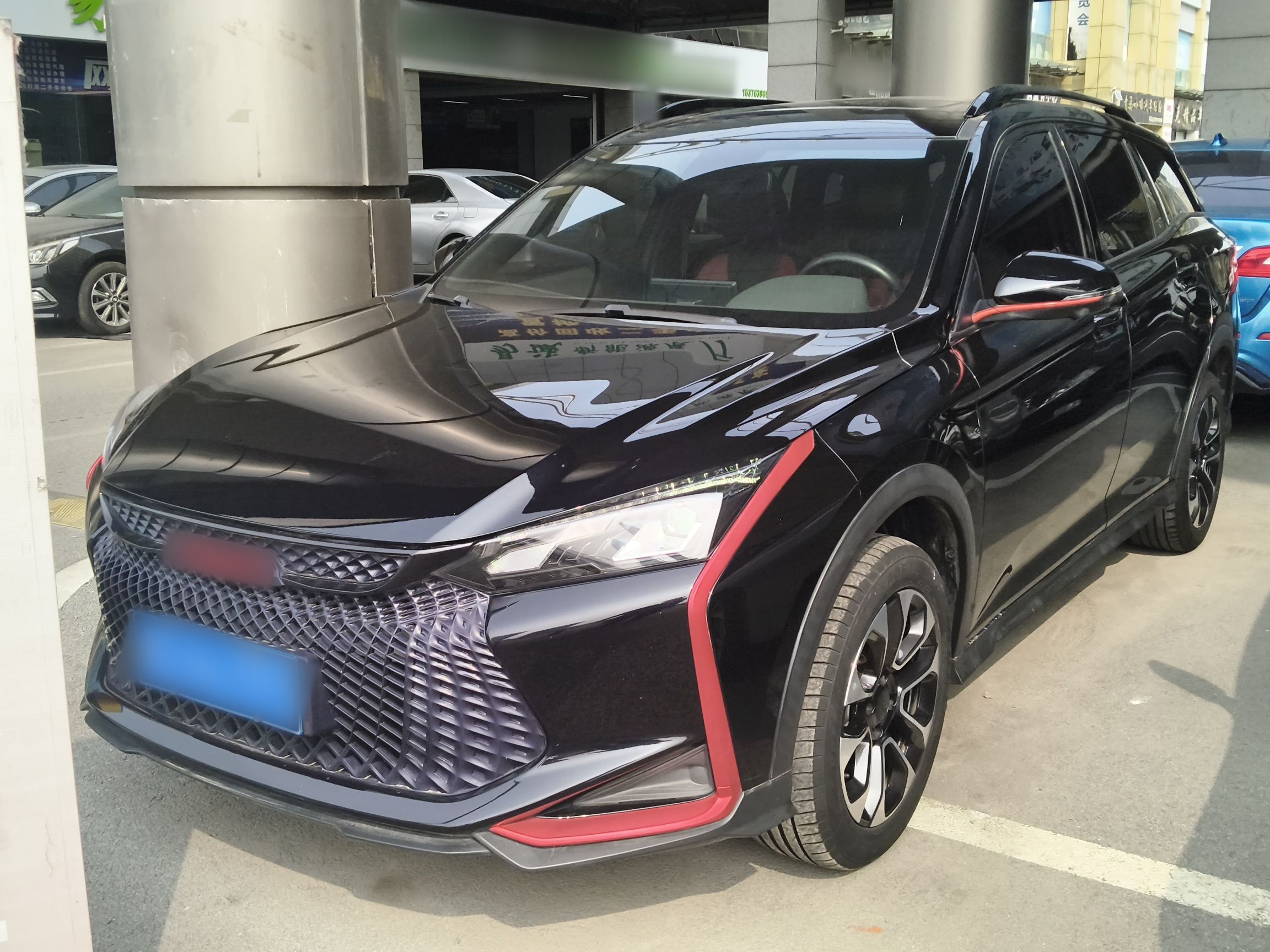 تحت مقدمة السيارة