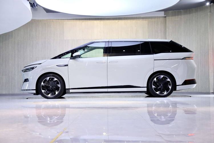 Used XPeng X9 2024 640 All-Wheel Drive High-Performance Max Exterior 9