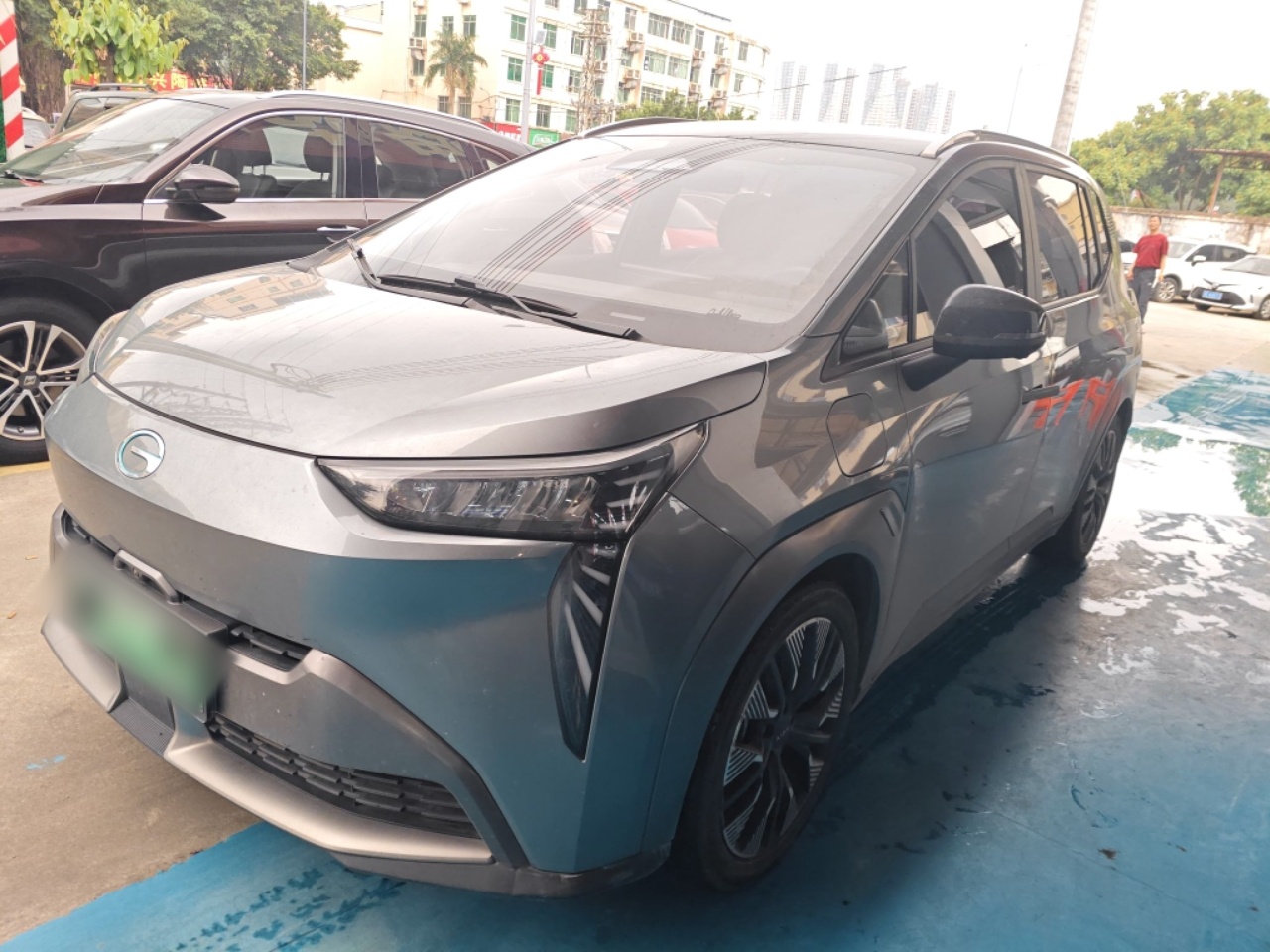 Под передней частью автомобиля