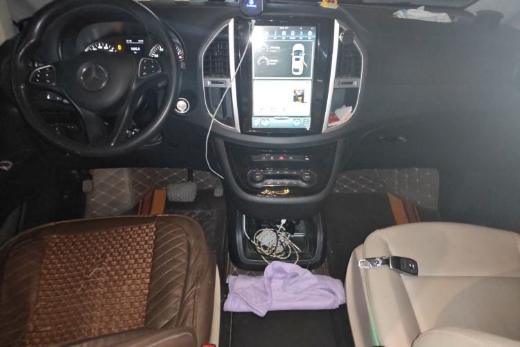 Used Mercedes-Benz Vito 2016 2.0T Elite Edition Center Console