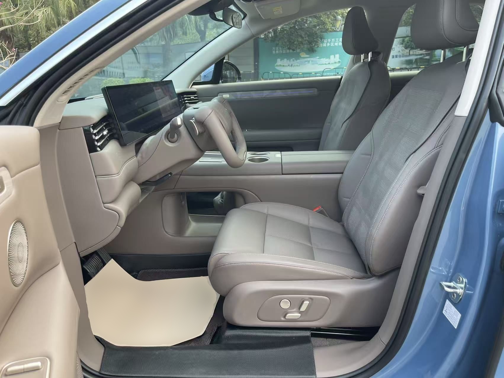 Переднее сиденье в автомобиле