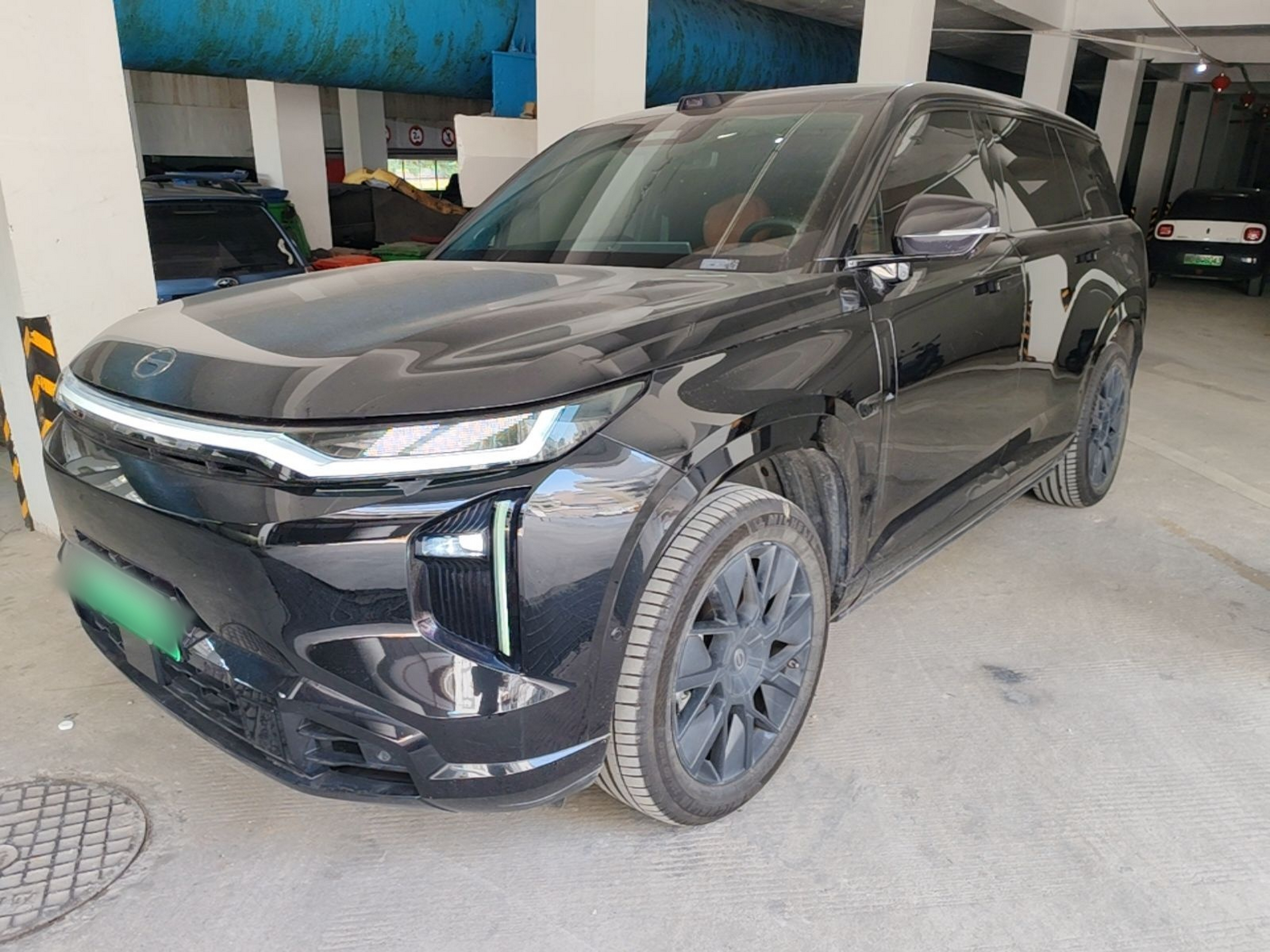 Под передней частью автомобиля