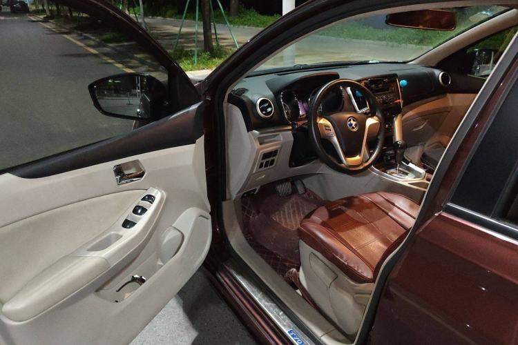 Used Venucia T70 2016 2.0L CVT Smart Choice Edition
