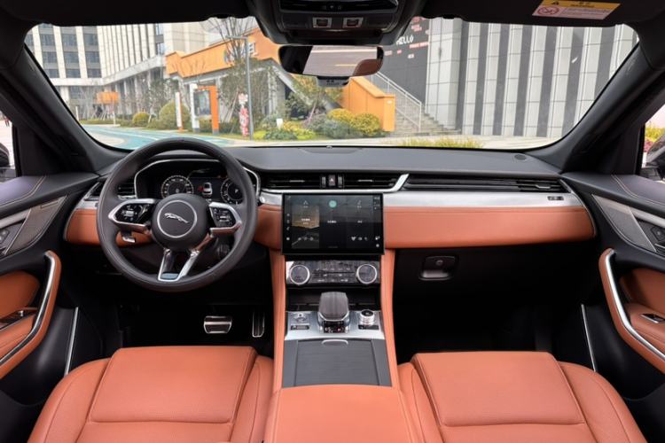 Used Jaguar F-PACE 2024 P250 R-Dynamic SE Interior 8