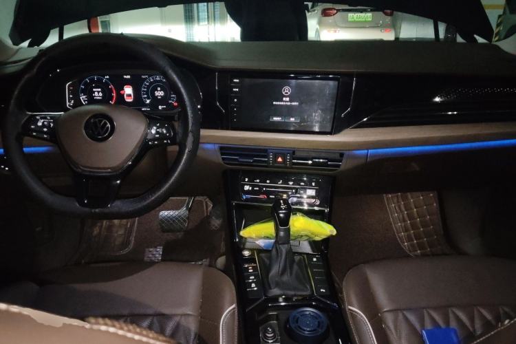 Used Volkswagen Passat 2021 330TSI Luxury Edition Center Console