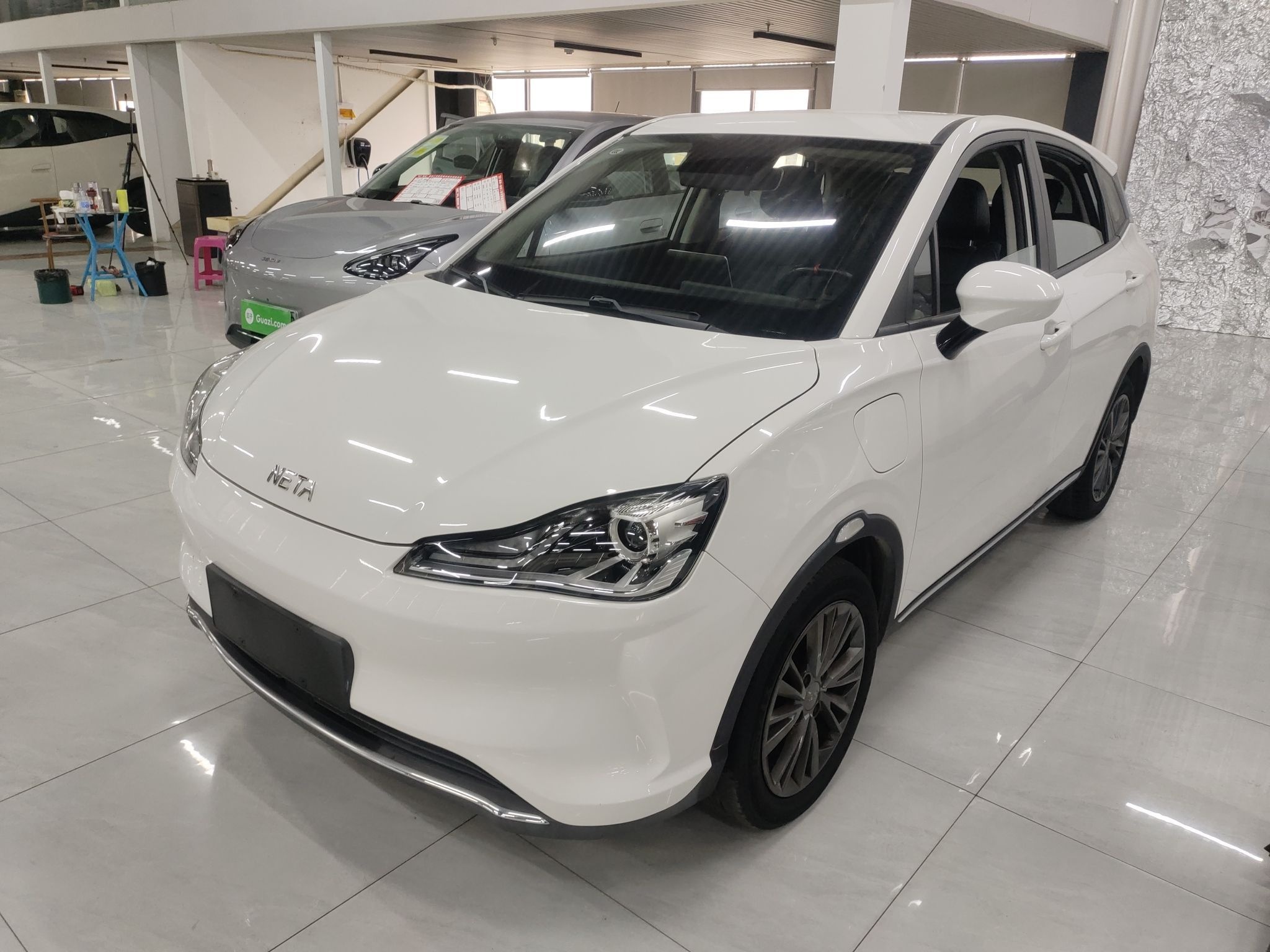 Под передней частью автомобиля