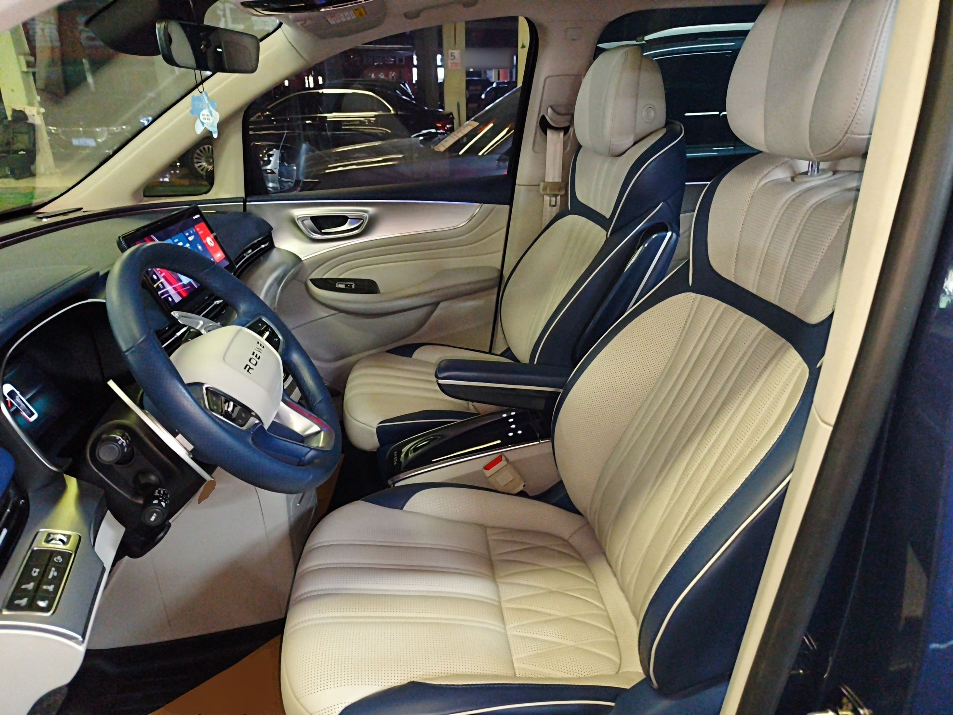 Переднее сиденье в автомобиле