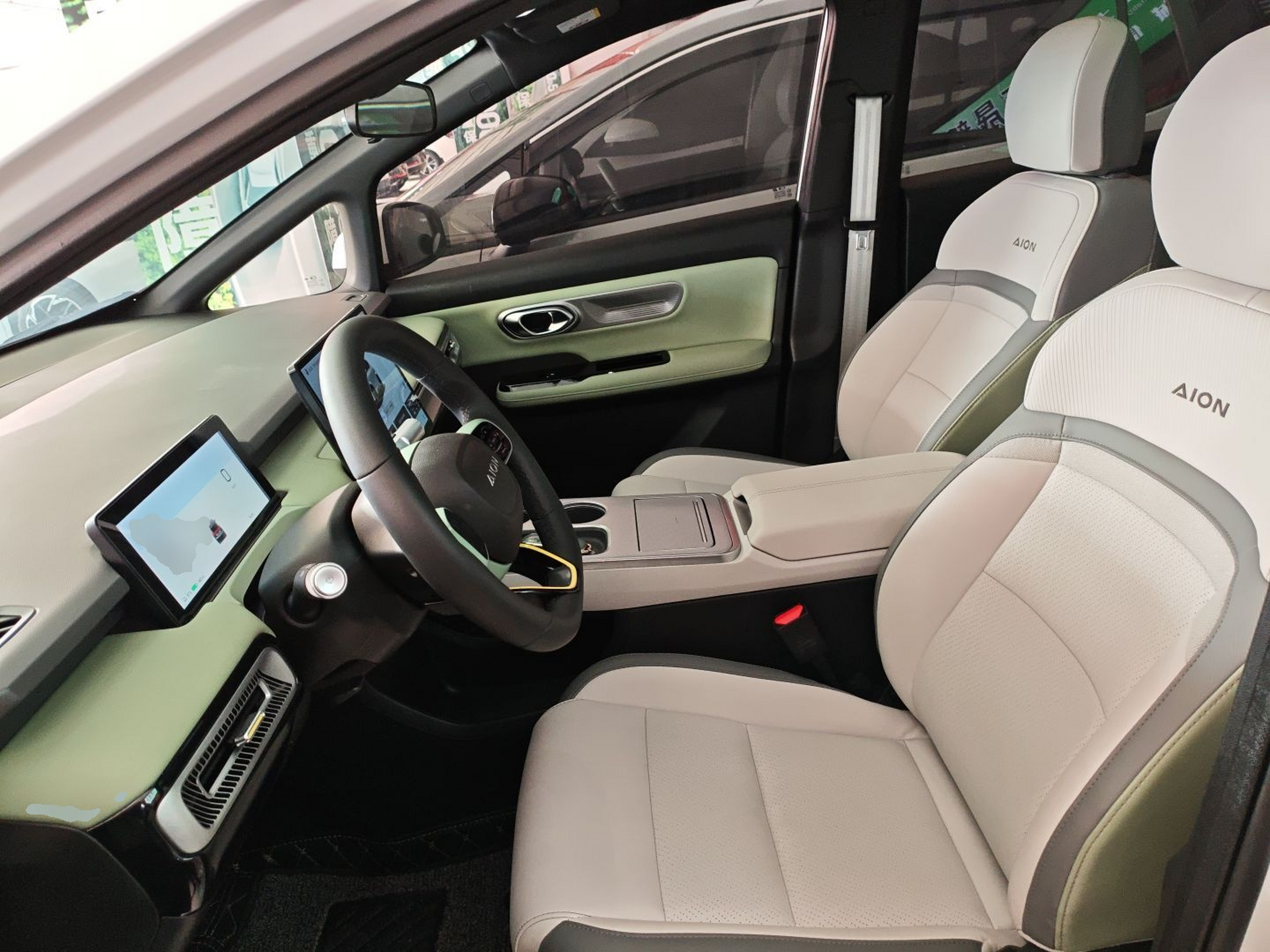 المقاعد الأمامية داخل السيارة