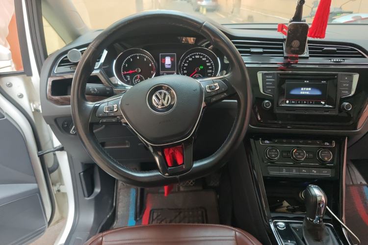 Used Volkswagen Touran 2016 Volkswagen Touran L 280TSI DSG Luxury Edition Steering Wheel
