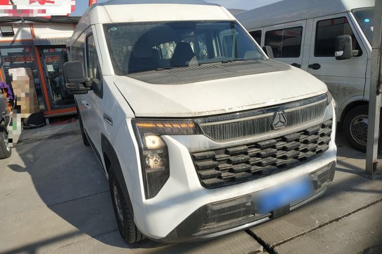 Used Sinotruk Pioneer V 2024 Multi-Function Edition 2.0T Automatic Mid-Roof with Central Axle
