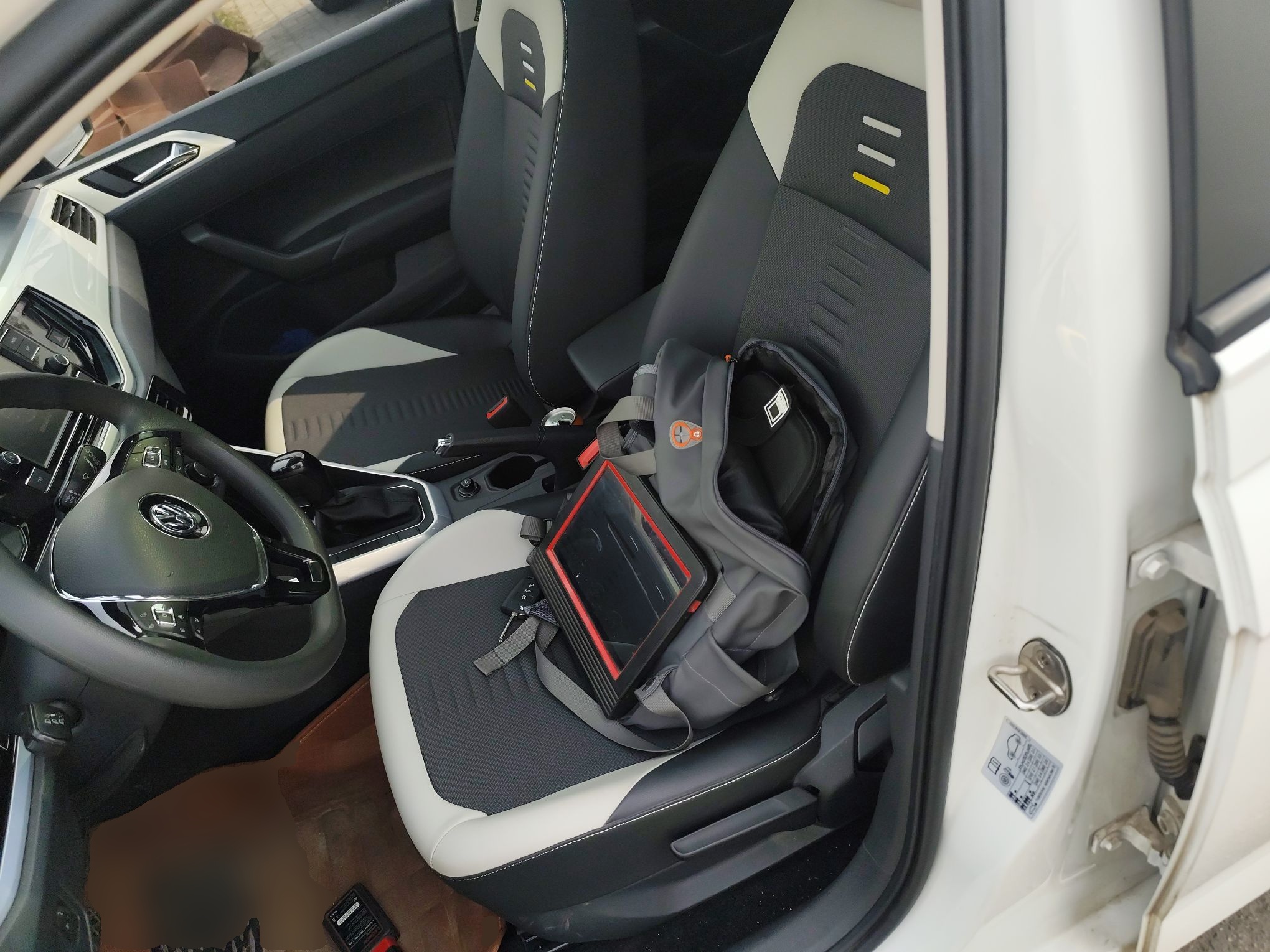 المقاعد الأمامية داخل السيارة