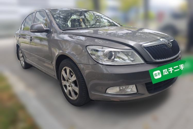 Used Skoda Octavia 2015 Classic Model 1.6L Manual Eado Version Front Right 45 Deg