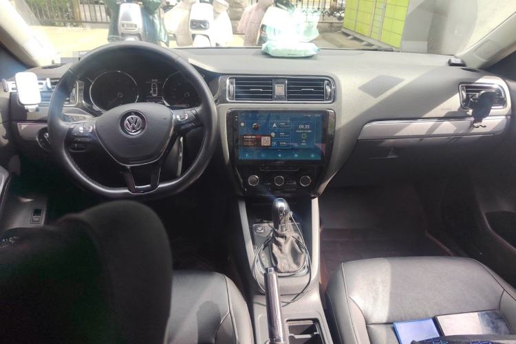 Used Volkswagen Sagitar 2018 280TSI DSG Comfort Model Center Console