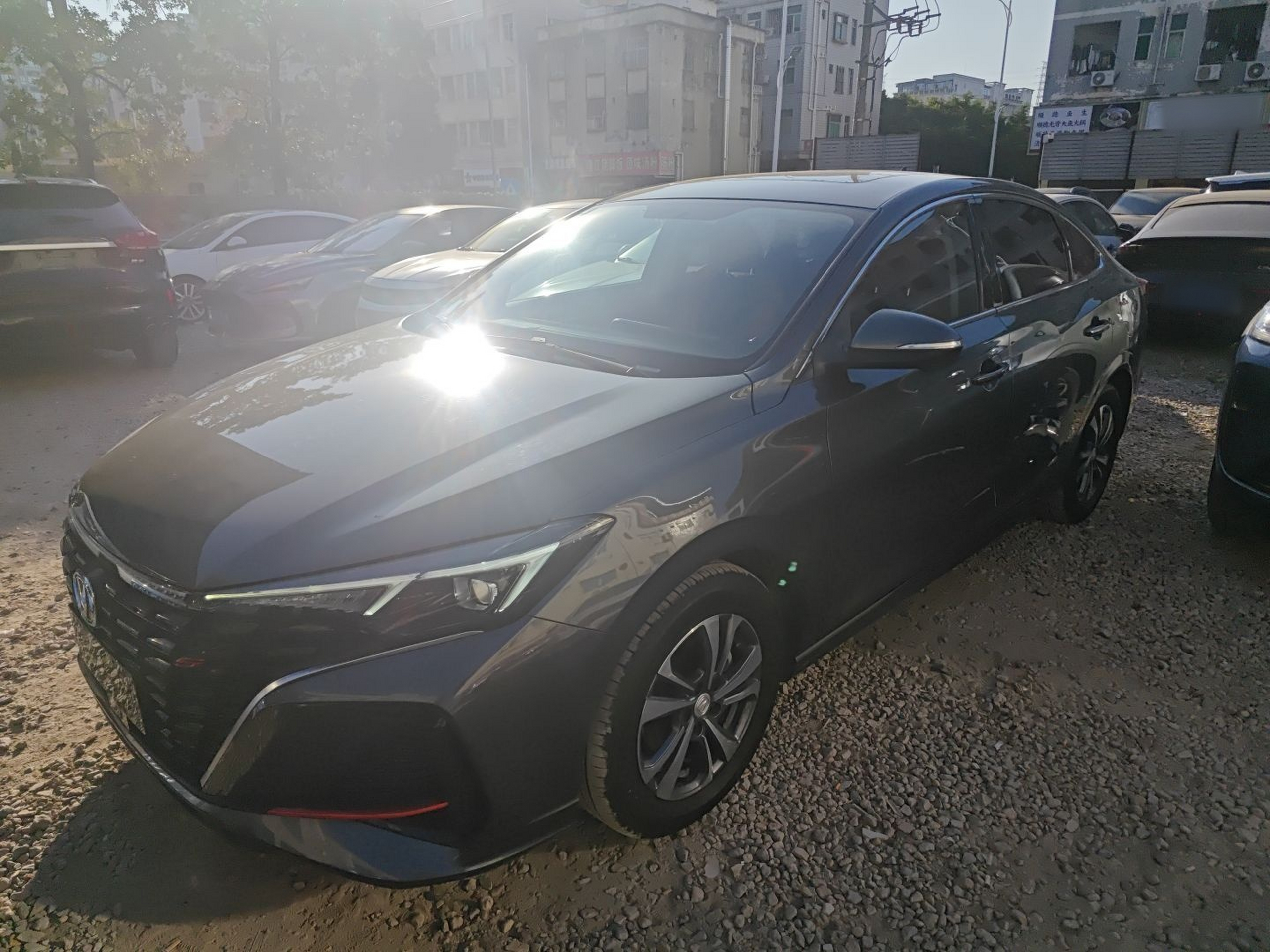 Под передней частью автомобиля