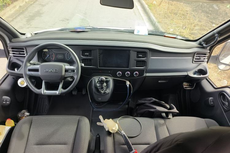 Used JMC Fushun 2023 2.0T Manual Mid-Drive Mid-Roof Commercial Multi-Purpose 7-Seater Passenger Vehicle Center Console
