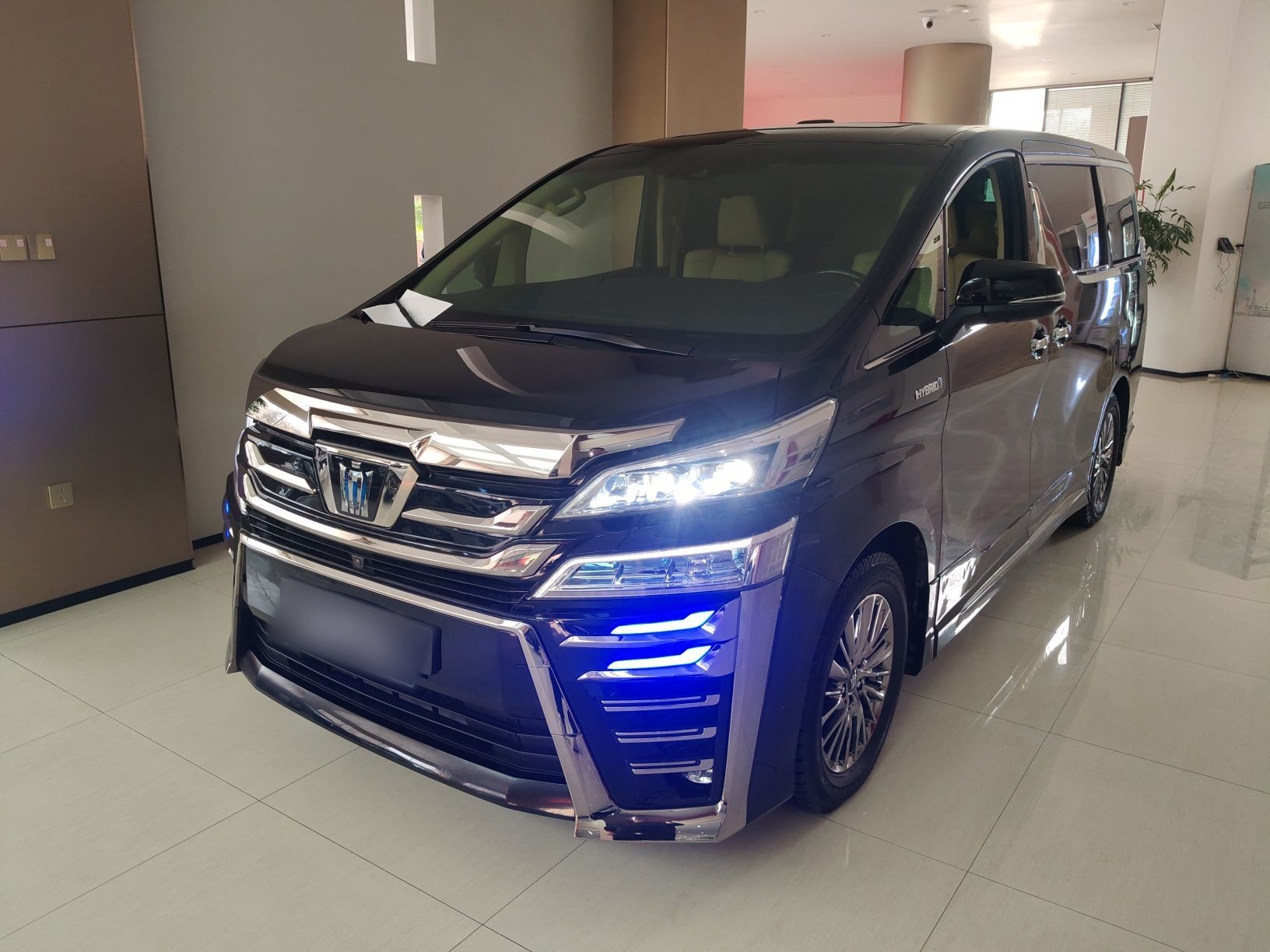 تحت مقدمة السيارة