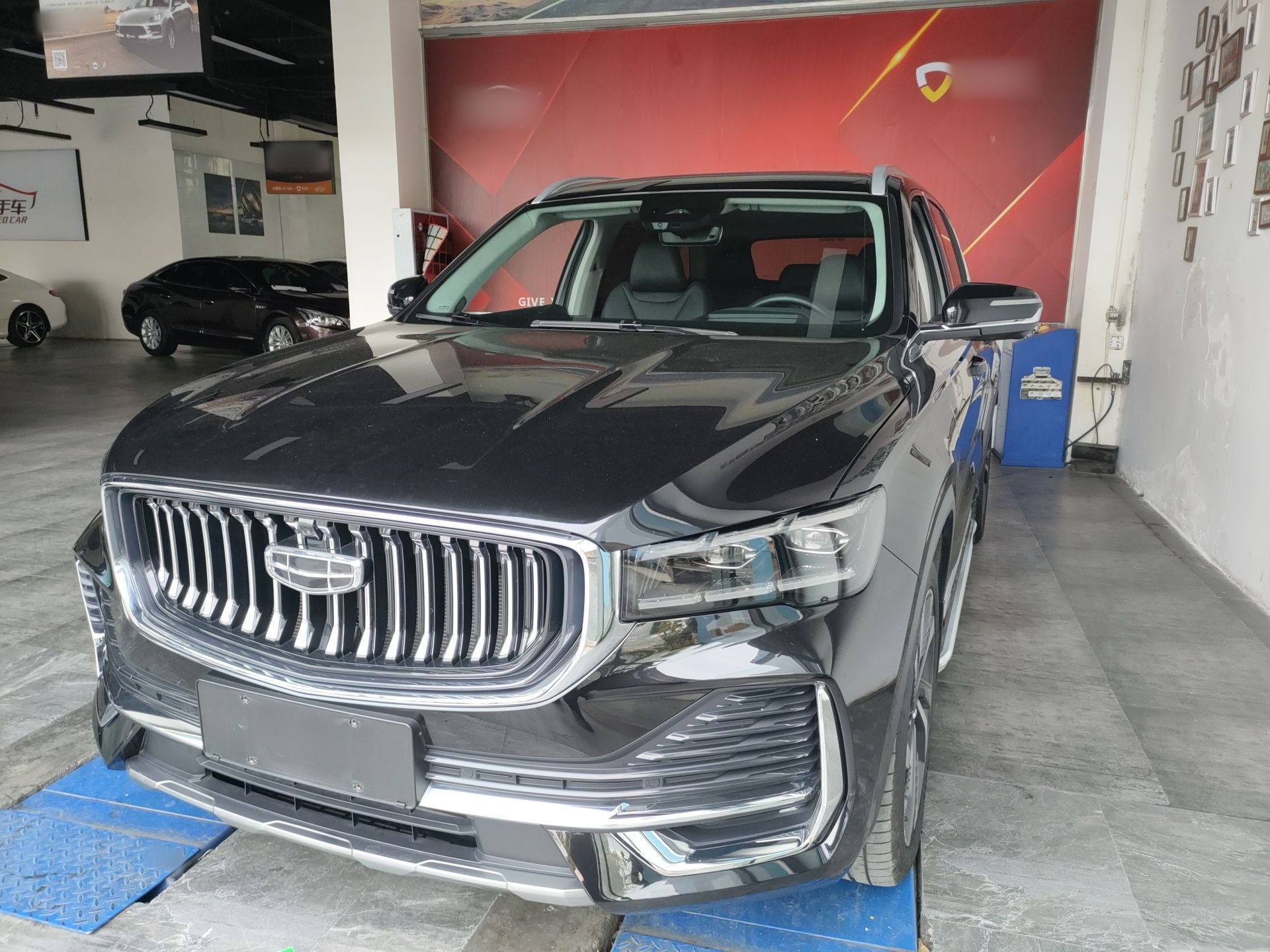 تحت مقدمة السيارة