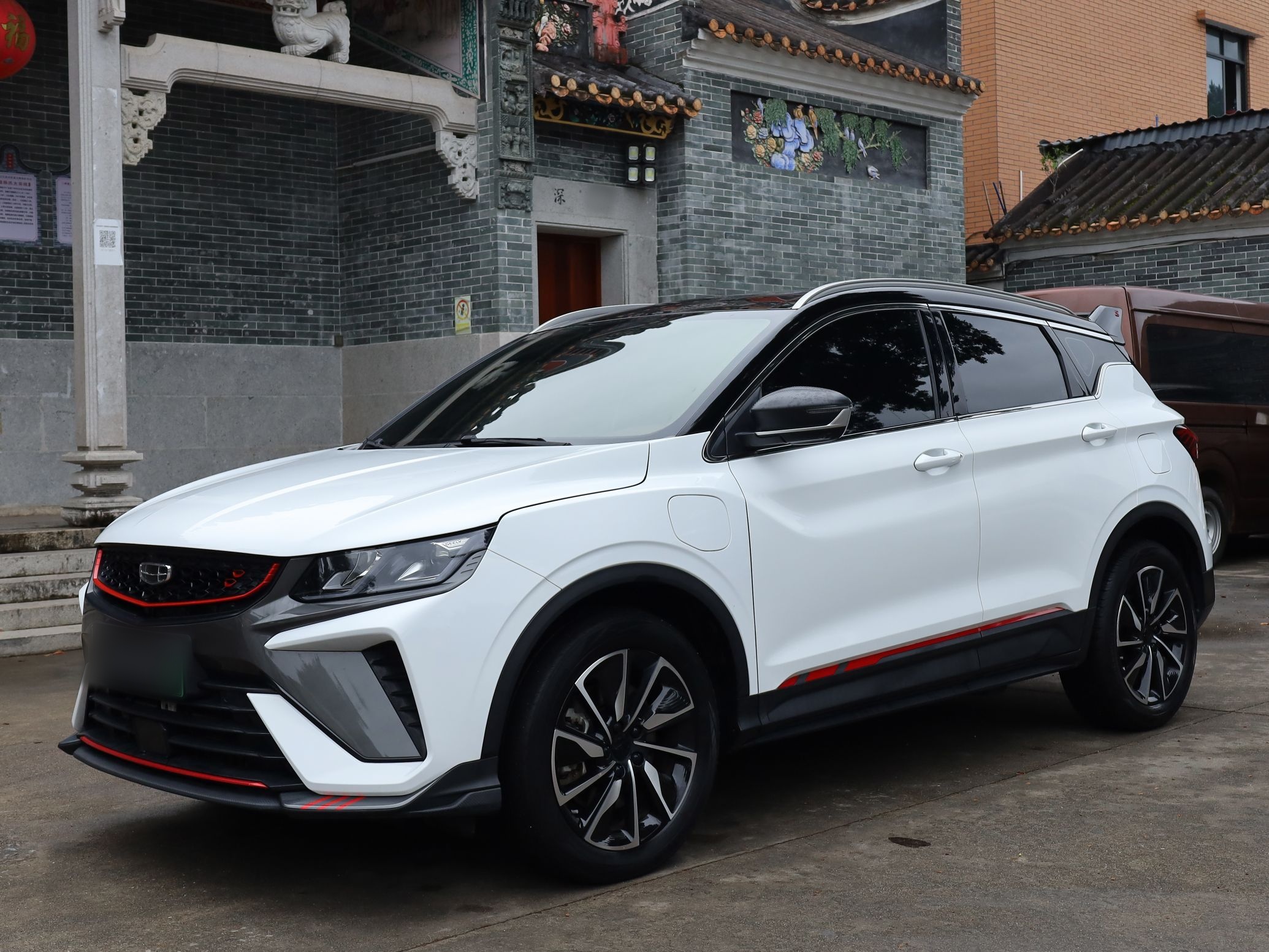 Под передней частью автомобиля