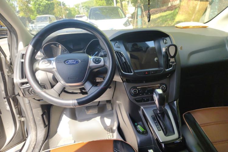 Used Ford Focus 2012 Hatchback 1.6L Automatic Fashion Edition Center Console