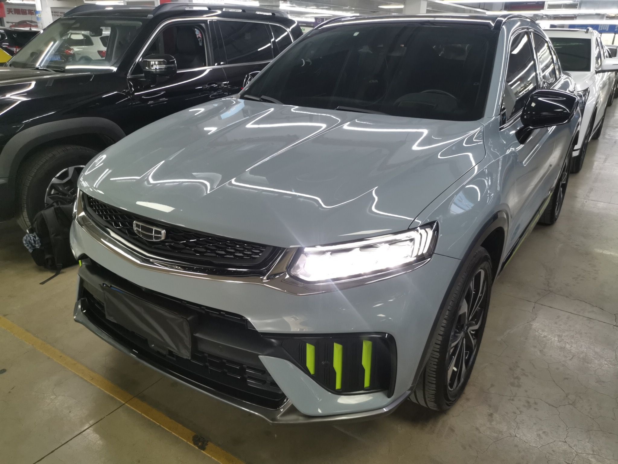 تحت مقدمة السيارة