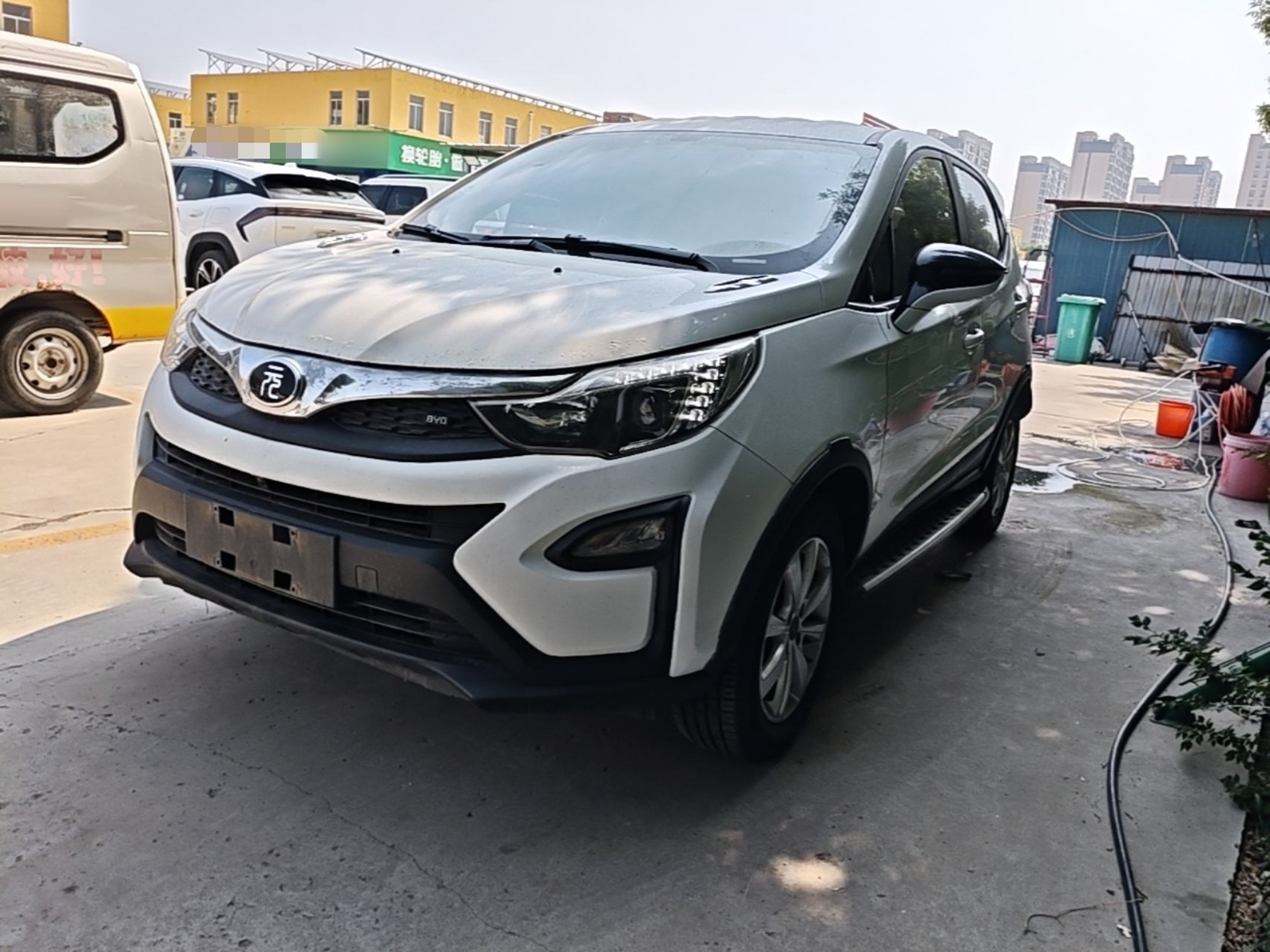 Под передней частью автомобиля