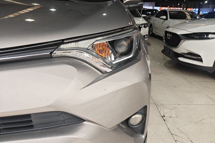 Used Toyota RAV4 2019 2.0L CVT Two-Wheel Drive Luxury Version China VI Standard Left Front Headlight