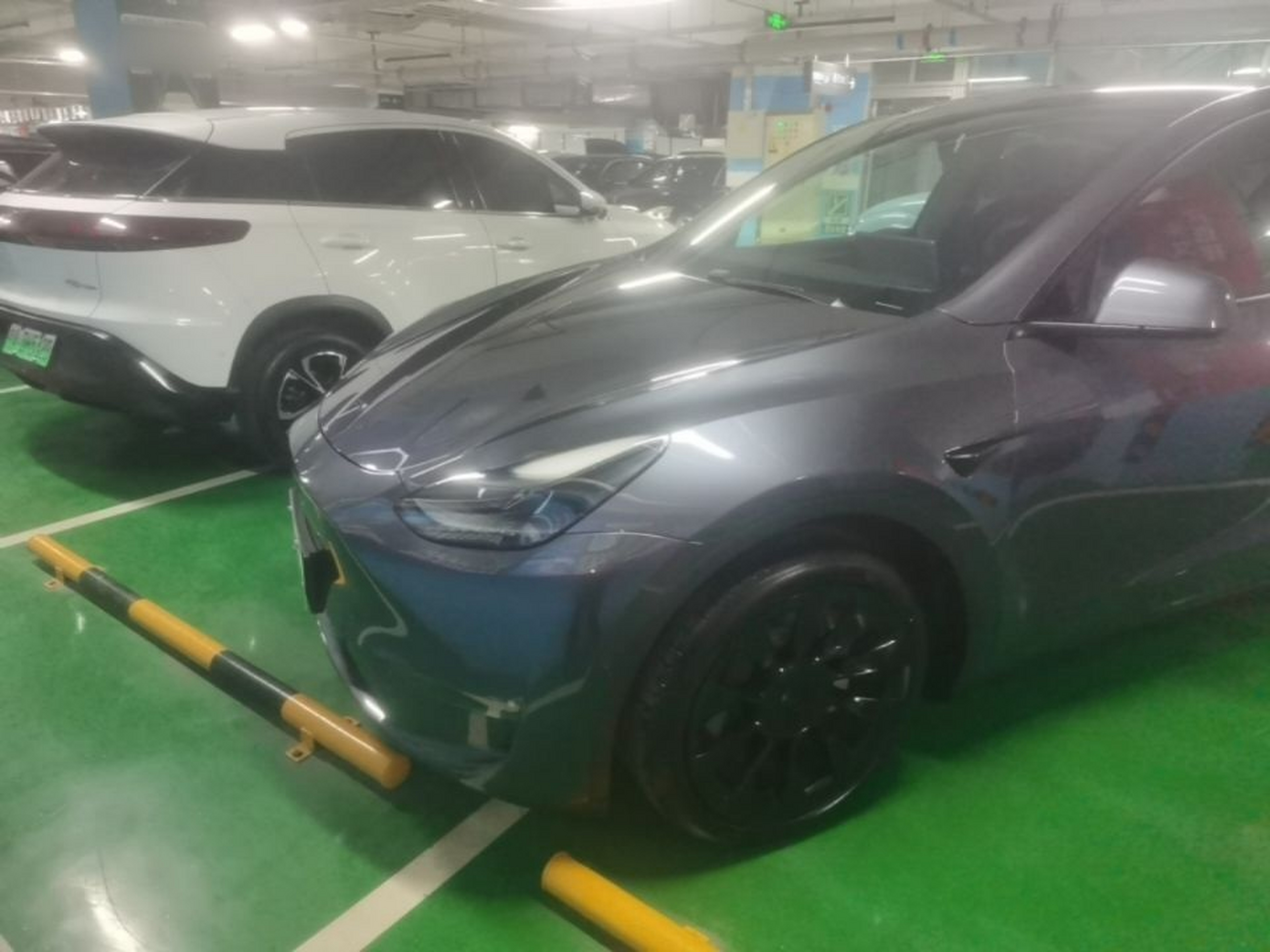 Под передней частью автомобиля