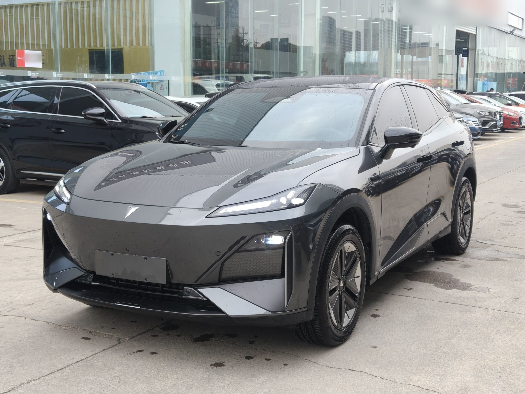 Под передней частью автомобиля