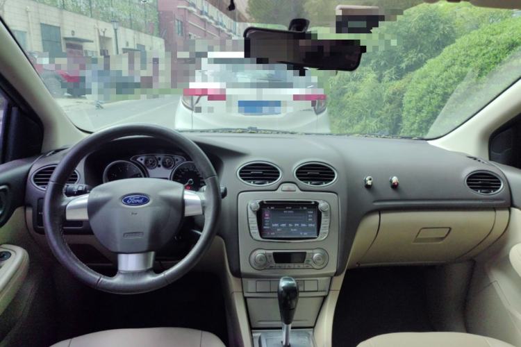 Used Ford Focus 2013 Hatchback Classic 1.8L Automatic Fashion Edition Center Console