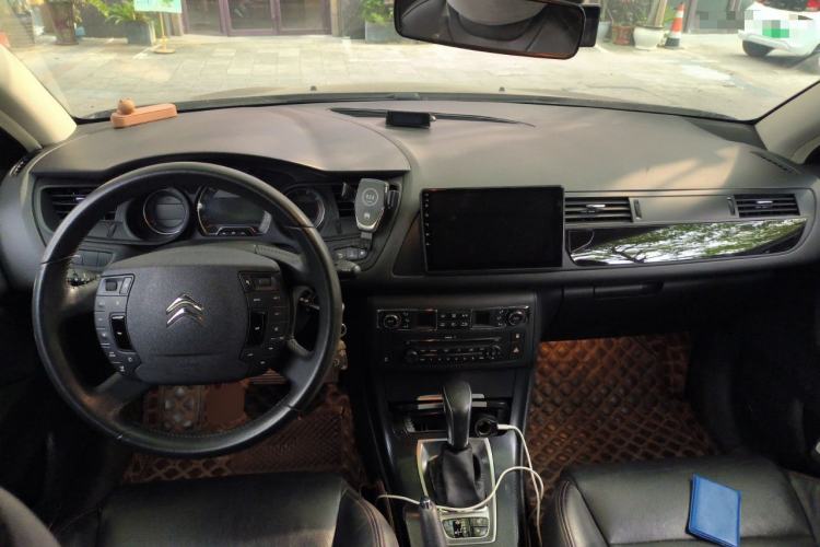 Used Citroen C5 2014 1.6T Automatic Luxury Model Center Console